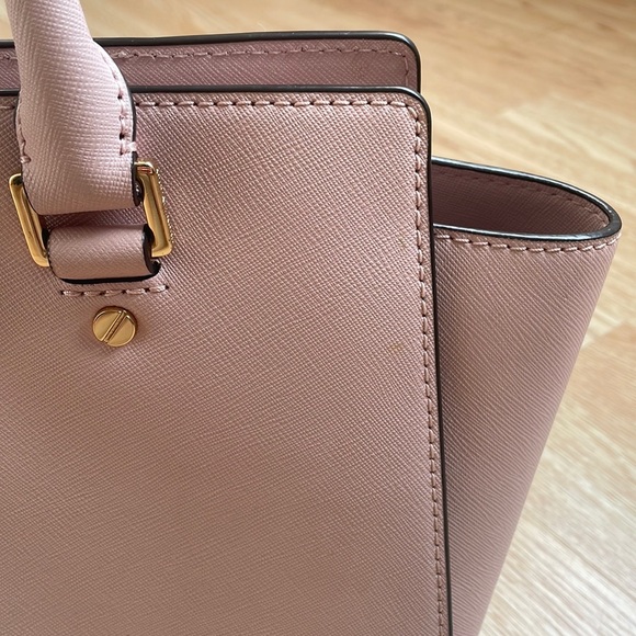 Michael Kors Selma Saffiano Bag - Picture 5 of 8